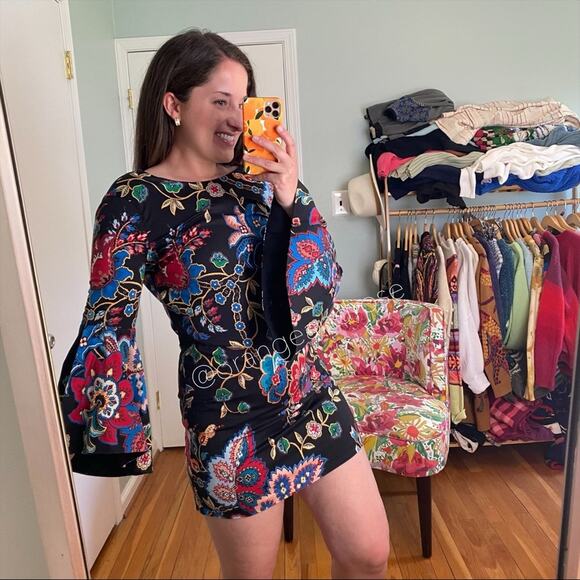 Alice + Olivia Black Paisley Long Flare Sleeve Mini Dress 2 - Picture 9 of 16